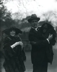 Osa en Martin Johnson met een orang-oetan en gibbon, London Zoo, oktober 1920